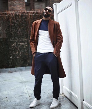 Comment porter un pantalon cargo bleu marine quand il fait froid