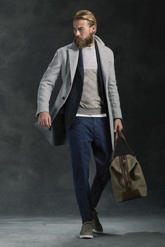 Comment porter un pantalon cargo bleu marine quand il fait froid