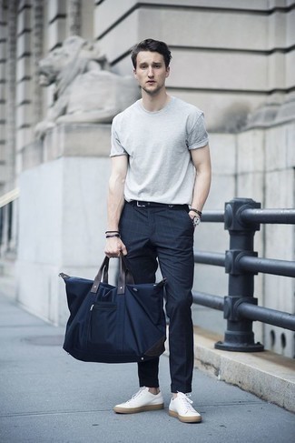 Comment porter un pantalon chino à carreaux bleu marine