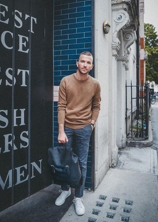 Comment porter un pantalon chino à carreaux bleu marine au printemps