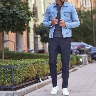 Comment porter un pantalon chino à carreaux bleu marine