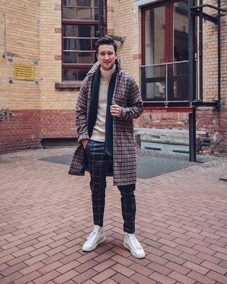 Comment porter un pantalon chino à carreaux bleu marine au printemps