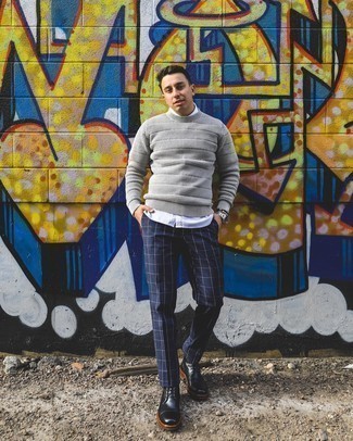 Comment porter un pantalon chino à carreaux bleu marine au printemps