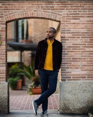 Comment porter un pantalon chino à carreaux bleu marine au printemps