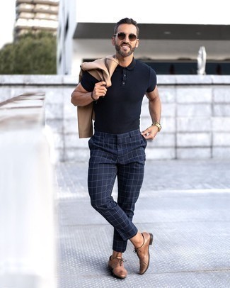 Comment porter un pantalon chino à carreaux bleu marine