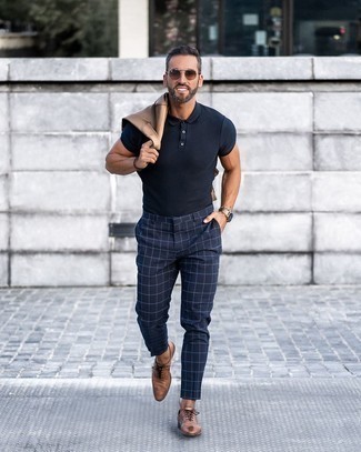 Comment porter un pantalon chino à carreaux bleu marine
