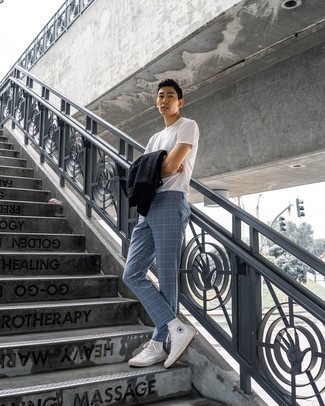 Comment porter un pantalon chino à carreaux bleu marine au printemps