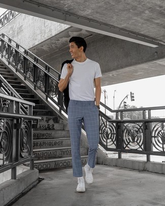 Comment porter un pantalon chino à carreaux bleu marine au printemps