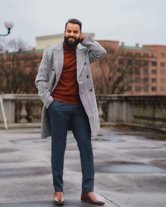 Comment porter un pantalon chino à carreaux bleu marine