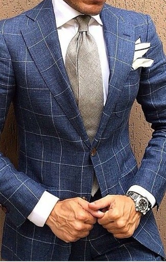 Comment porter un pantalon de costume à carreaux bleu marine pour un style elégantes