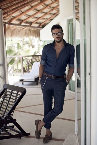 Comment porter un pantalon de costume à carreaux bleu marine