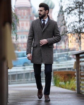 Comment porter un pantalon de costume à carreaux bleu marine pour un style elégantes