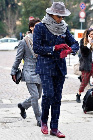 Comment porter un pantalon de costume à carreaux bleu marine