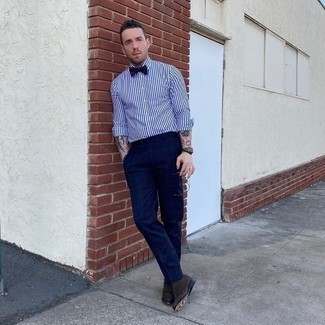 Comment porter un pantalon de costume à carreaux bleu marine pour un style elégantes