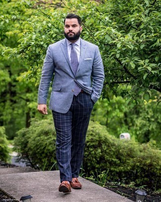 Comment porter un pantalon de costume à carreaux bleu marine pour un style elégantes