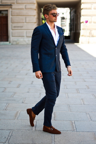 Comment porter une veste en laine à carreaux bleu marine au printemps