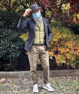 Comment porter une veste en laine à carreaux bleu marine au printemps