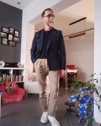 Comment porter une veste en laine à carreaux bleu marine au printemps