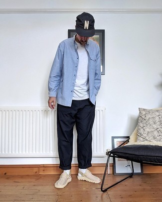 Comment porter un pantalon chino bleu marine avec un t-shirt à col rond blanc après 40 ans