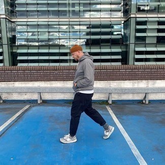 Comment porter un pantalon chino bleu marine avec un t-shirt à col rond blanc après 40 ans