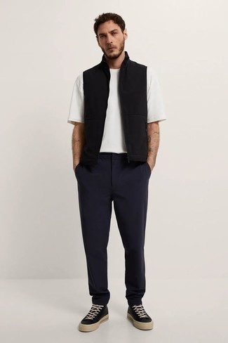 Comment porter un pantalon chino bleu marine avec un t-shirt à col rond blanc