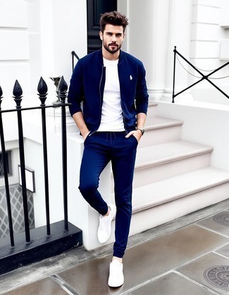 Comment porter un pantalon chino bleu marine avec un t-shirt à col rond blanc