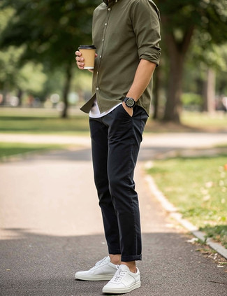 Comment porter un pantalon chino bleu marine avec un t-shirt à col rond blanc