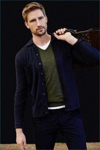 Comment porter un pantalon chino bleu marine avec un t-shirt à col rond blanc