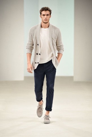 Comment porter un pantalon chino bleu marine avec un t-shirt à col rond blanc