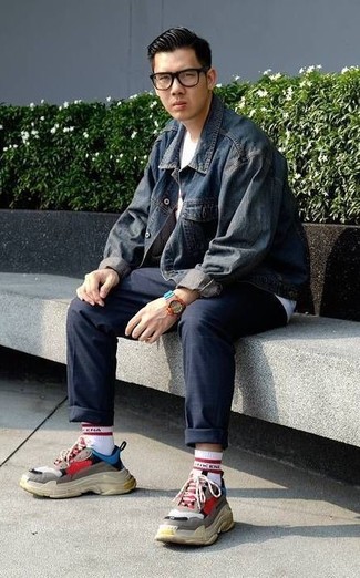 Comment porter un pantalon chino bleu marine avec un t-shirt à col rond blanc