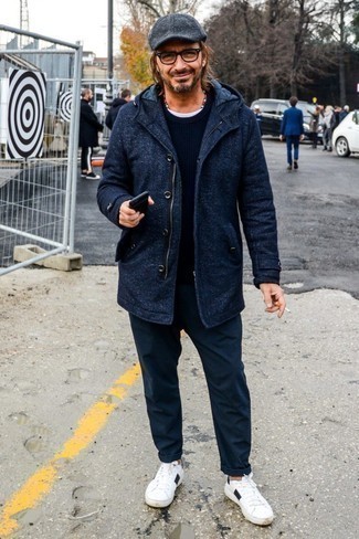 Comment porter un pantalon chino bleu marine avec un t-shirt à col rond blanc