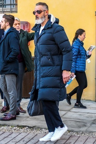 Comment porter un pantalon chino bleu marine avec un t-shirt à col rond blanc après 40 ans