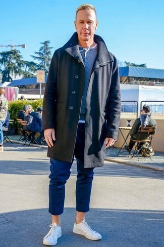 Comment porter un pantalon chino bleu marine avec un t-shirt à col rond blanc après 40 ans