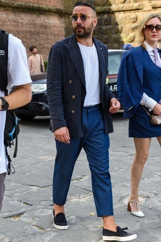 Comment porter un pantalon chino bleu marine avec un t-shirt à col rond blanc