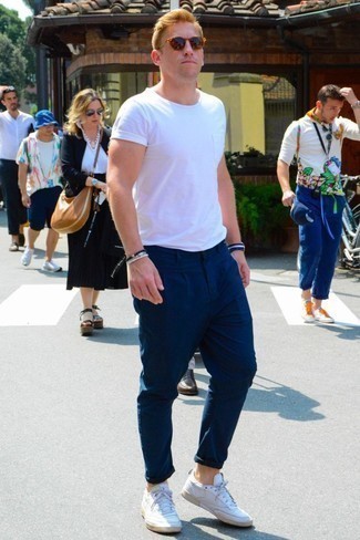Comment porter un pantalon chino bleu marine avec un t-shirt à col rond blanc