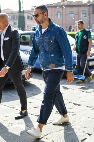 Comment porter un pantalon chino bleu marine avec un t-shirt à col rond blanc après 40 ans