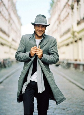 Comment porter un pantalon chino bleu marine avec un t-shirt à col rond blanc