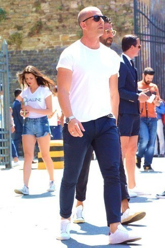 Comment porter un pantalon chino bleu marine avec un t-shirt à col rond blanc après 40 ans