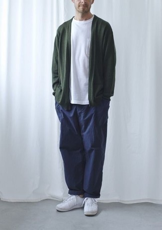 Comment porter un pantalon chino bleu marine avec un t-shirt à col rond blanc après 40 ans