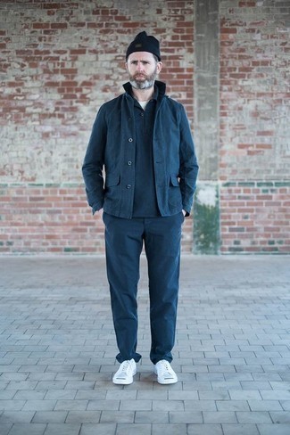 Comment porter un pantalon chino bleu marine avec un t-shirt à col rond blanc après 40 ans