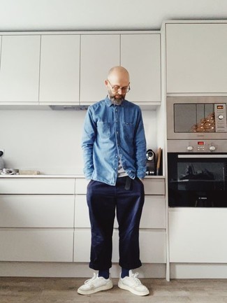 Comment porter un pantalon chino bleu marine avec un t-shirt à col rond blanc après 40 ans