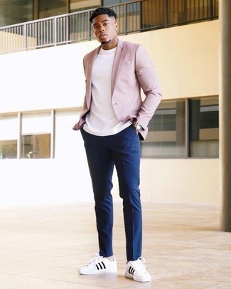 Comment porter un pantalon chino bleu marine avec un t-shirt à col rond blanc