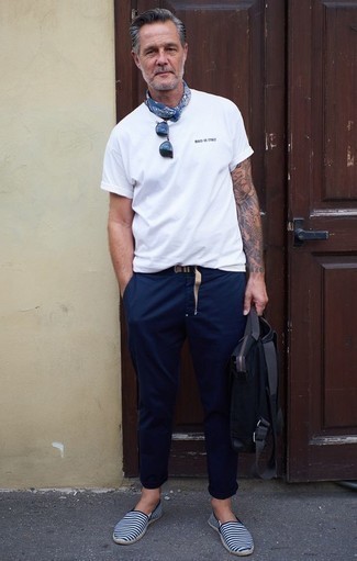 Comment porter un pantalon chino bleu marine avec un t-shirt à col rond blanc