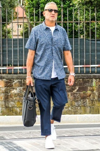 Comment porter un pantalon chino bleu marine avec un t-shirt à col rond blanc