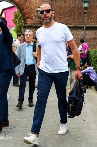Comment porter un pantalon chino bleu marine avec un t-shirt à col rond blanc après 40 ans
