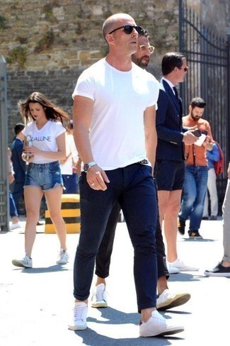 Comment porter un pantalon chino bleu marine avec un t-shirt à col rond blanc après 40 ans