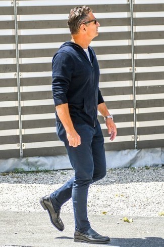 Comment porter un pantalon chino bleu marine avec un t-shirt à col rond blanc après 40 ans