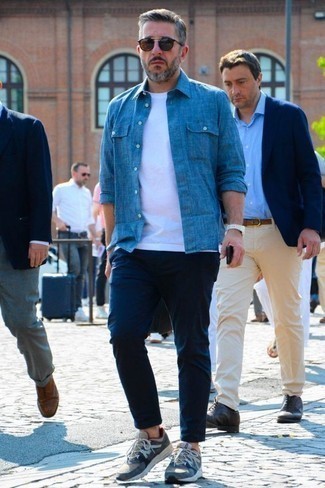 Comment porter un pantalon chino bleu marine avec un t-shirt à col rond blanc après 40 ans