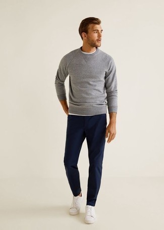 Comment porter un pantalon chino bleu marine avec un t-shirt à col rond blanc
