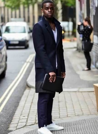 Comment porter un pantalon chino bleu marine avec un t-shirt à col rond blanc